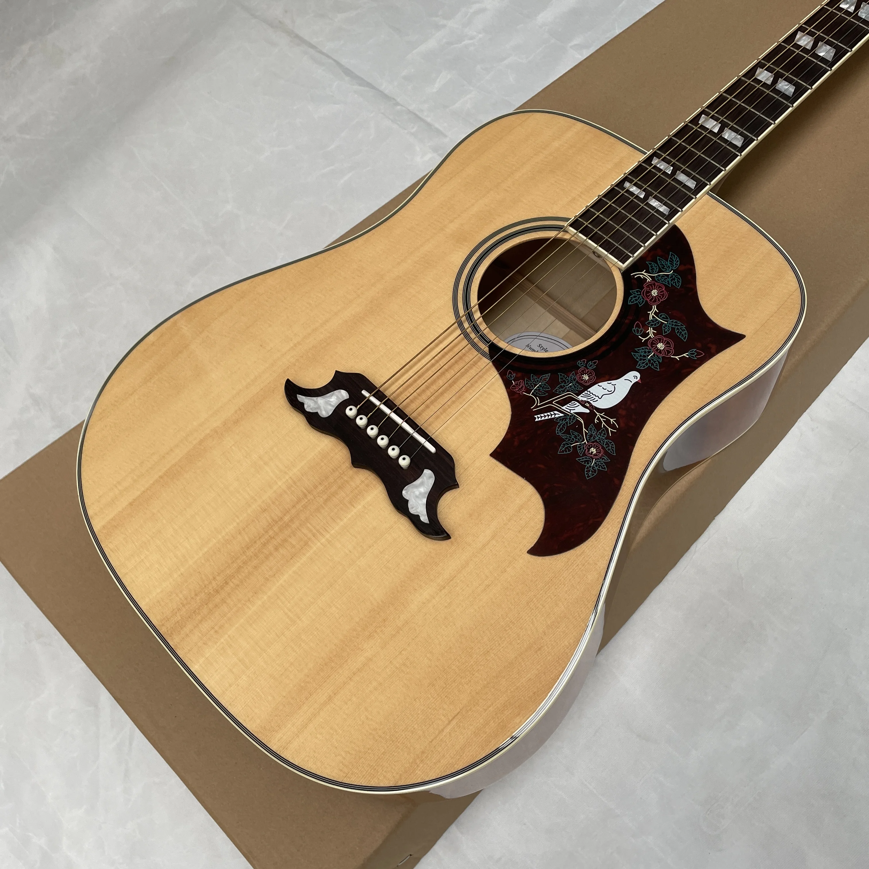 

6-струнная фолк-гитара, классическая D-образная гитара с верхней декой из ели натурального цвета, квадратные метки на ладах, гитара начального уровня для начинающих.