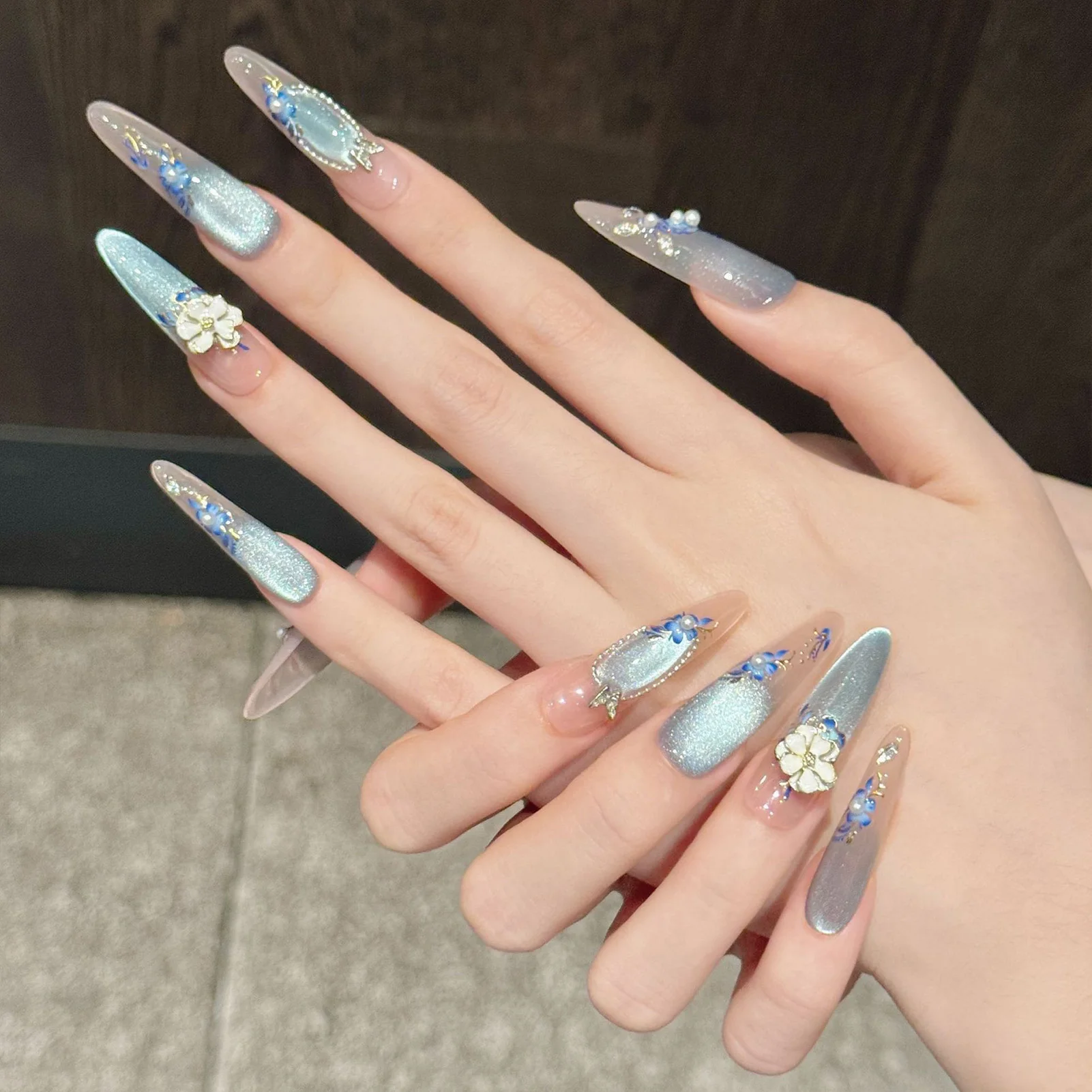 

10 шт., накладные ногти с голубыми кошачьими глазами и жемчугом, 3D цветочный дизайн, длинный миндальный гроб, пресс на ногтях для девочек, носимые модные накладные ногти