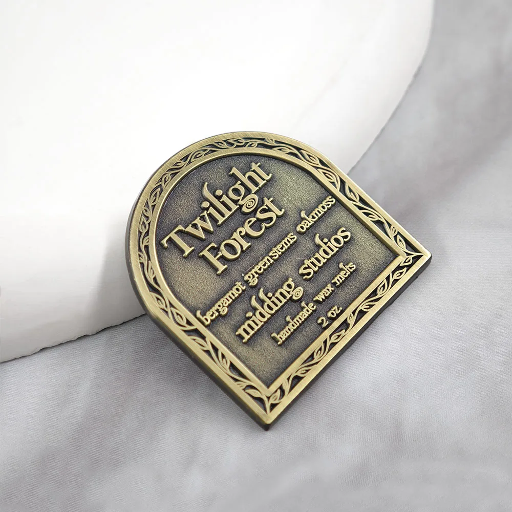 Vintage Twilight Forest Label Brosche Midding Studios Metall-Abzeichen Bergamot Oakmoss Emaille-Pin Ästhetisches Schmuckzubehör Geschenk – Detail 9