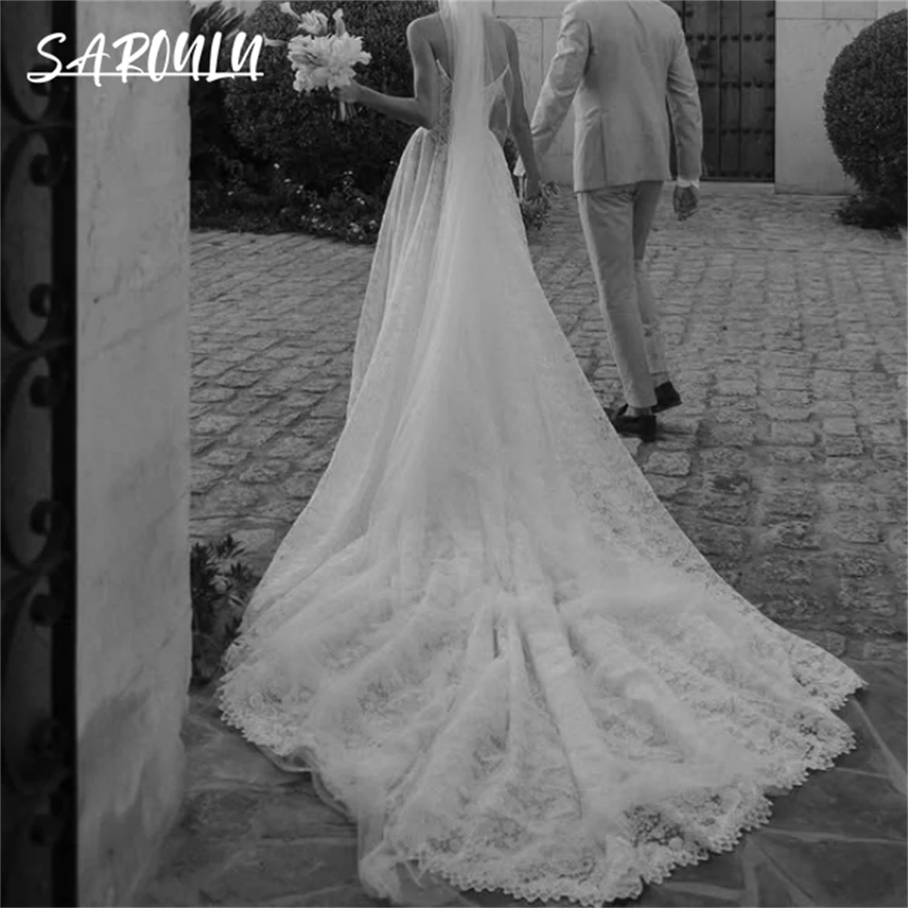 ボヘミアンレースのウェディングドレスビーチストラップレスカスタマイズされたロング花嫁ドレス傑作高品質のブライダルドレスコートトレイン付き