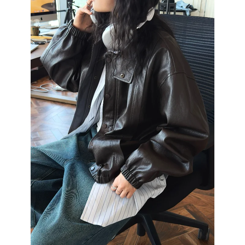 Chaqueta de cuero PU de primavera para mujer, ropa holgada, nueva versión coreana, perfil de moda, ropa con cuello levantado, abrigos de costura falsa, café