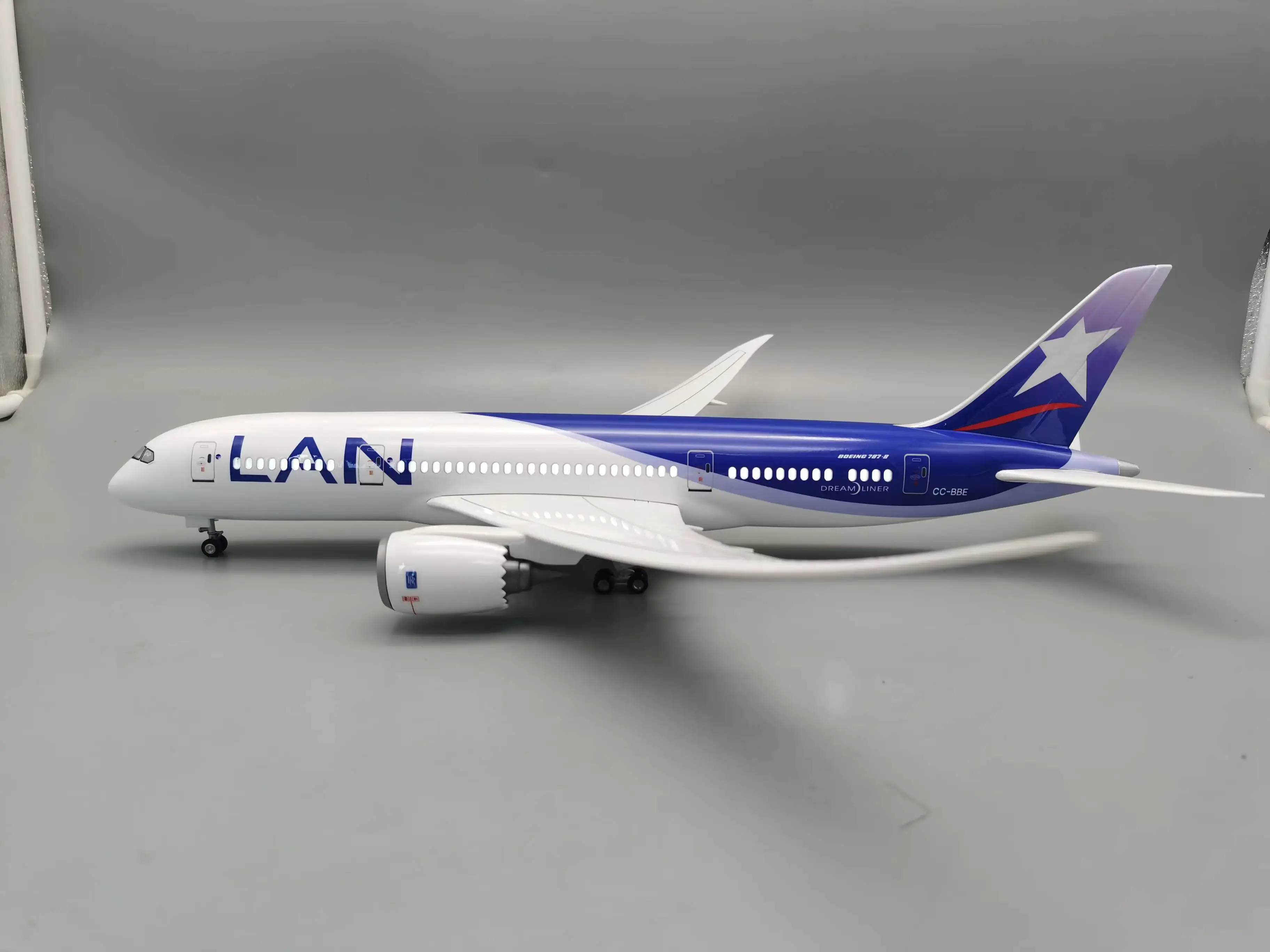 

B787 Plane Model 43cm Chile LAN Airways Diecast Airplane Toys For Boys Model 1/130 Scale Aircraft Room Decor Gift With Lights