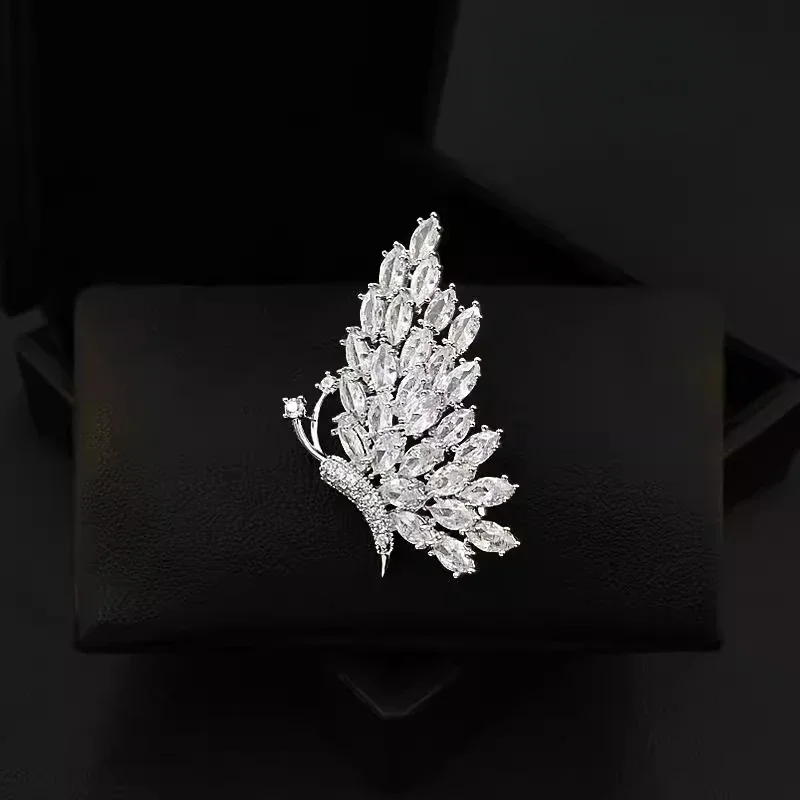 

High-End Butterfly Brooch for Women Suit Fashion Insect Lapel Pins Luxury White Rhinestone Jewelry Clothing Accessories 5907