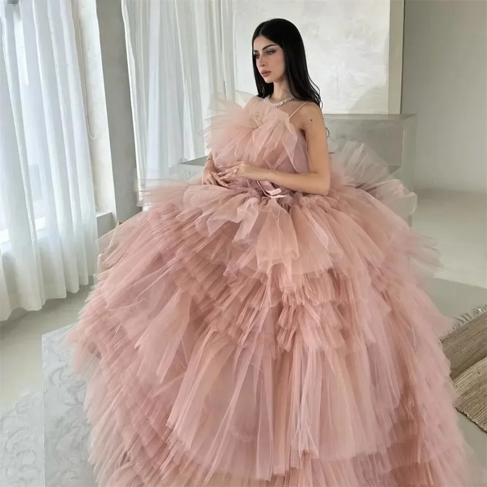 Maßgeschneidertes elegantes rosa Prinzessin-Abschlussballkleid mit Spaghettiträgern und Tüll 2024 mit ärmellosem, bodenlangem, mehrschichtigem Design