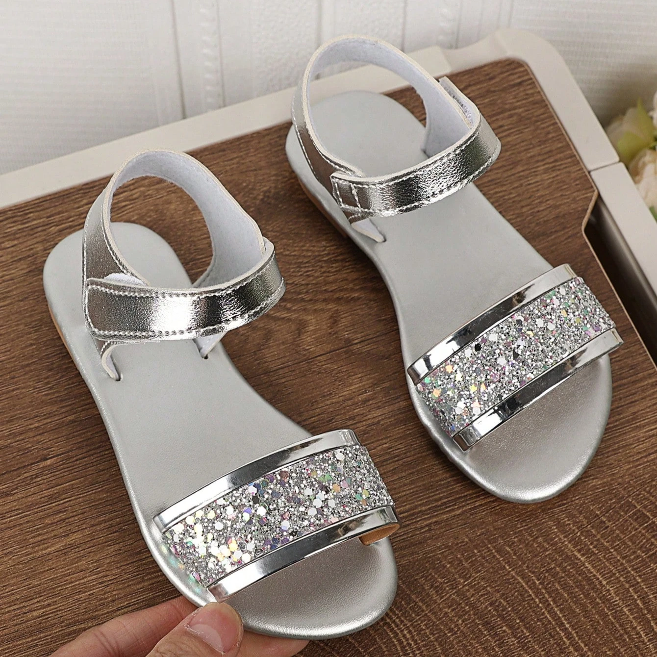Kleinkind Mädchen Metallic-Leder-Sandalen 2026 Neue Sommer Kinder Offene Zehen Strand-Sandalen Rutschfeste Einfache Klassische Schul-Barfußschuhe – Detail 4
