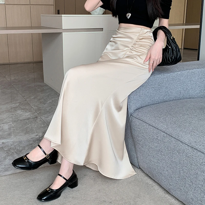 Saia rabo de peixe de cetim para primavera e verão 2025, fina e fluida, com temperamento irregular e saia longa que abraça as quadril