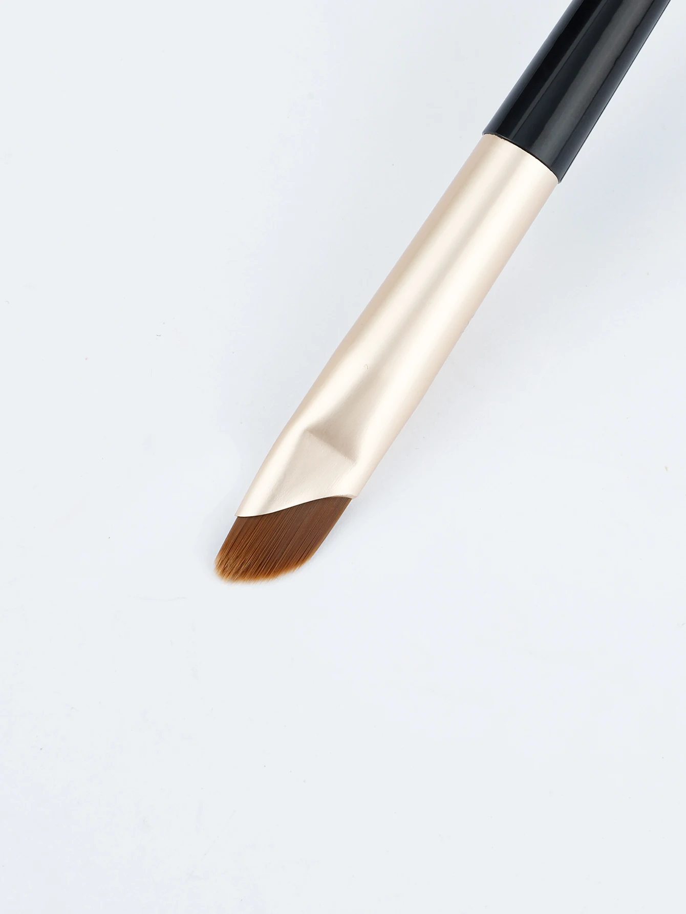 Schuine concealerborstel voor vrouwen Make-upborstel voor onder de ogen Concealer voor toepassing van en vloeibare cosmetica Draagbaar ontwerp voor