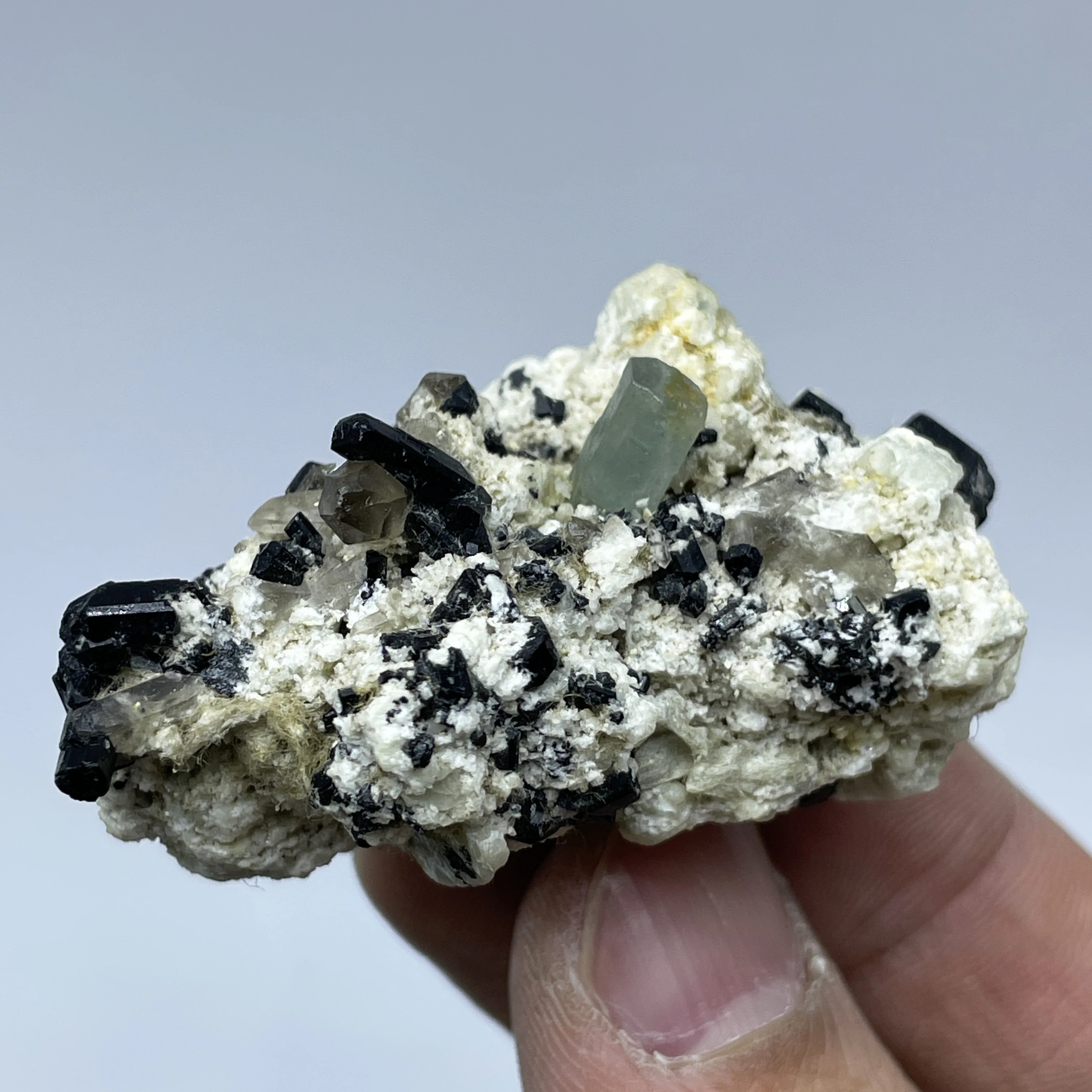 

Натуральный аквамарин из Намибии с турмалином и дымчатым кварцем, минеральный образец, кристалл, целебный камень, декор для дома