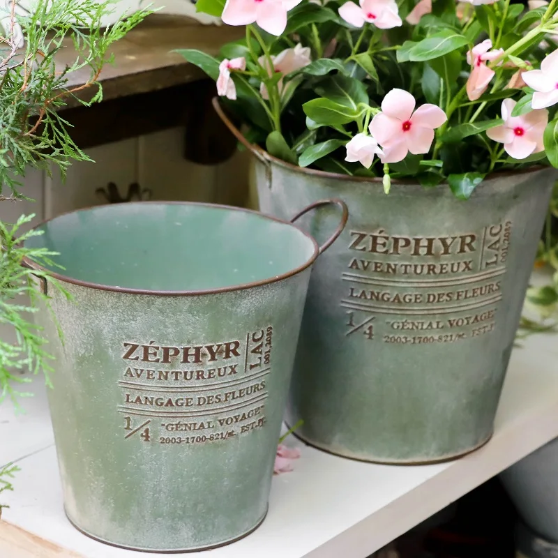 

Metal Flower Pot with English Letters Garden Planter for Balcony Vintage Iron Bucket for Succulents Desktop Decor Container