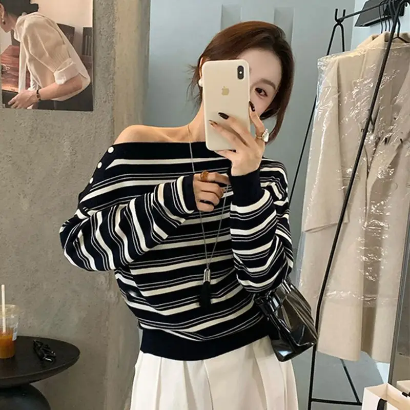

Korean Base Shirt Button One-length-sleeved Long-sleeved Sweater Top Off-shoulder Striped Contrasting Color Chic Top