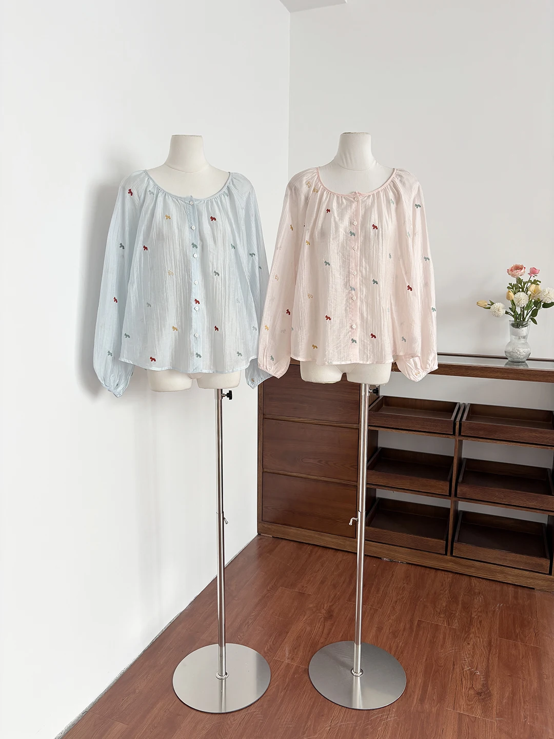 

Korean Style Sweet Embroidered Thin Shirt Women's Loose Slimming Long Sleeve Top Spring 2026 New Arrival Versatile Casual Wear