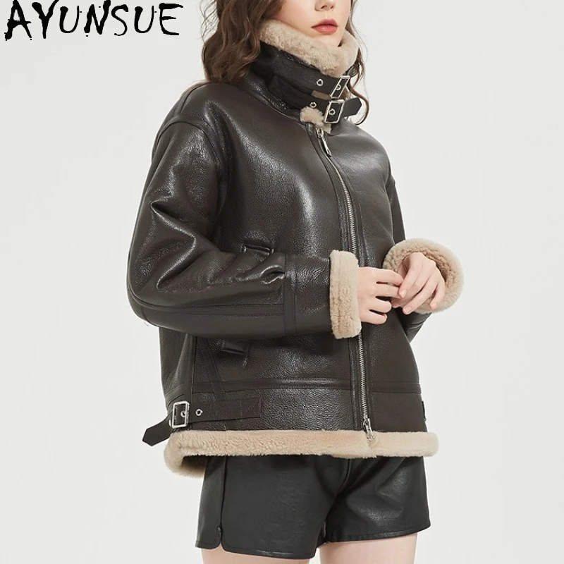 سترة من الجلد الحقيقي من AYUNSUE سترات نسائية للدراجات النارية 2025 معطف فرو من جلد الغنم الطبيعي ملابس شتوية كلاسيكية للسيدات ملابس خروج