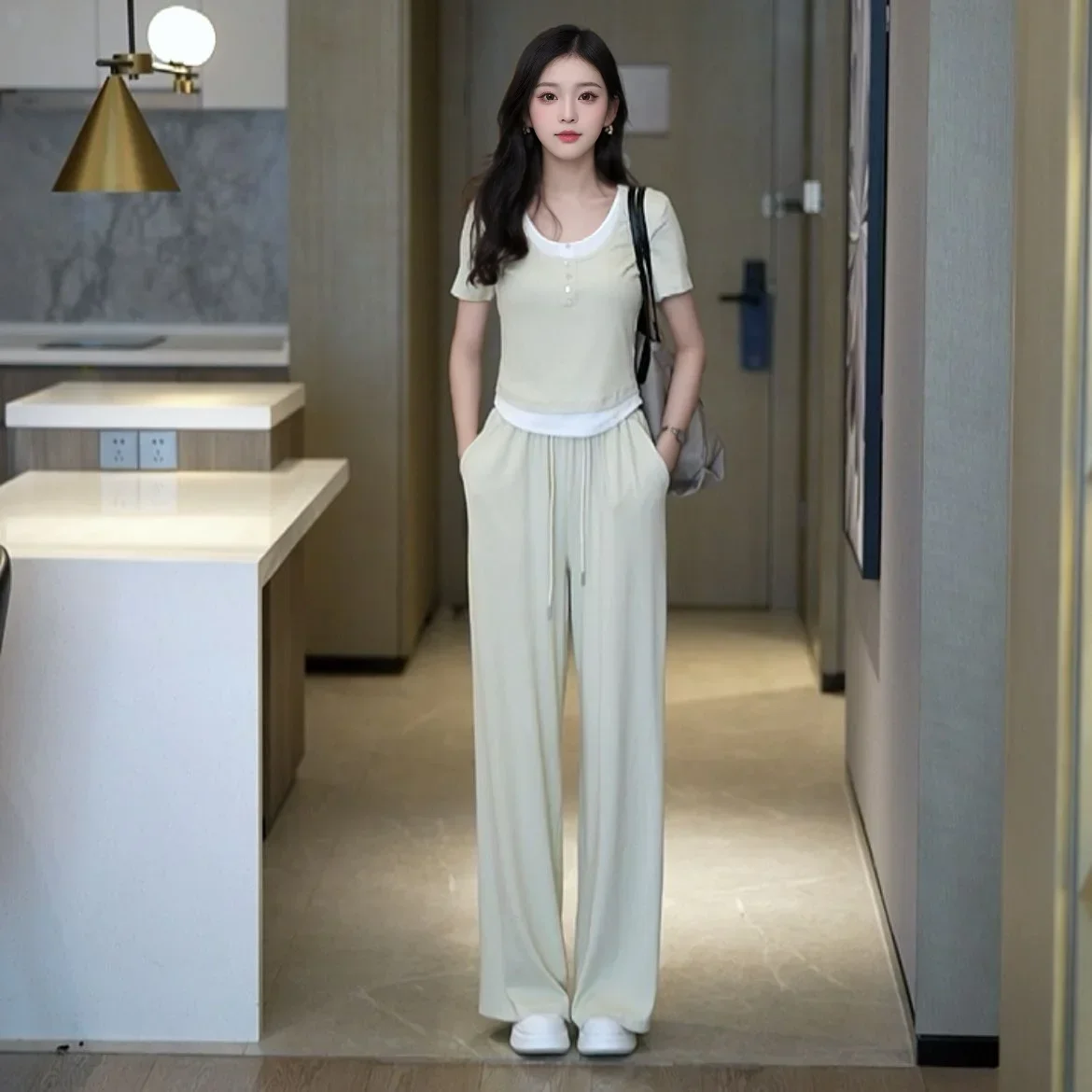 Pantaloni da donna larghi Estate 2024 Top e pantaloni da donna neri Set da due pezzi con manica Novità in gruppi coordinati Corea Elegante D di