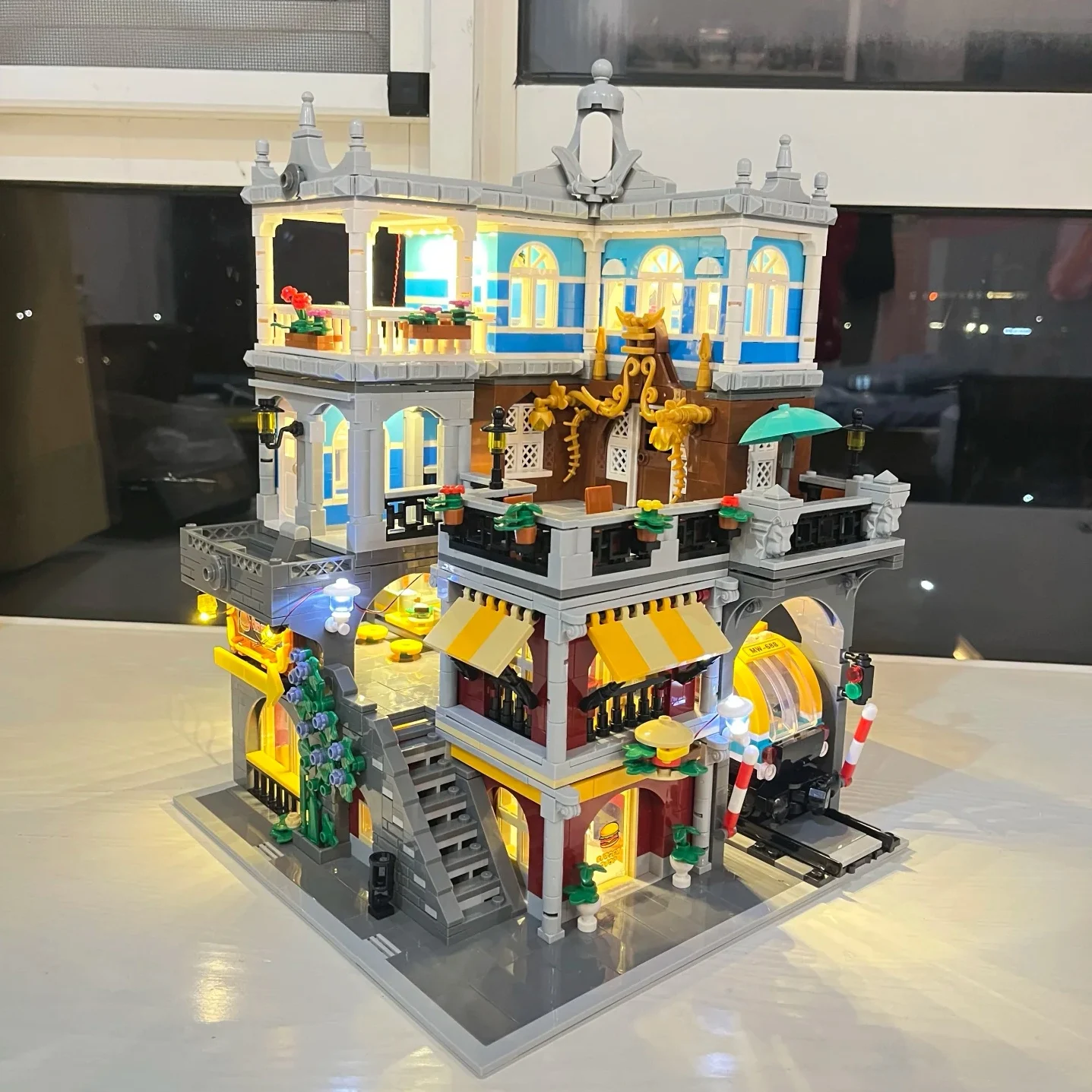 

Creative Expert BurgerShop Building Blocks City Street View Assembly Model Educational ,Halloween, Christmas gifts