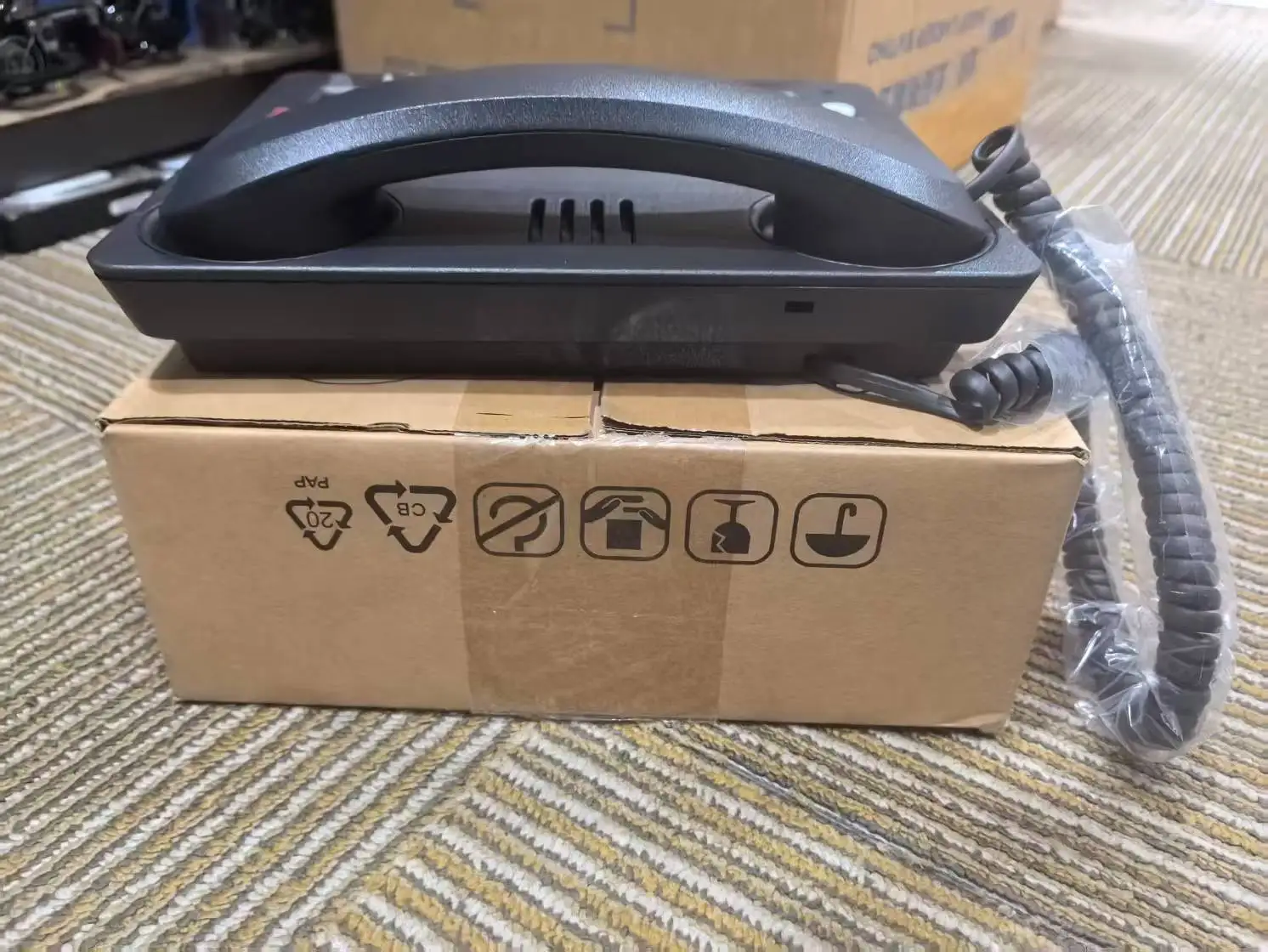 Telefone de mesa digital avançado com suporte multilinha e recursos personalizáveis – ideal para comunicação empresarial