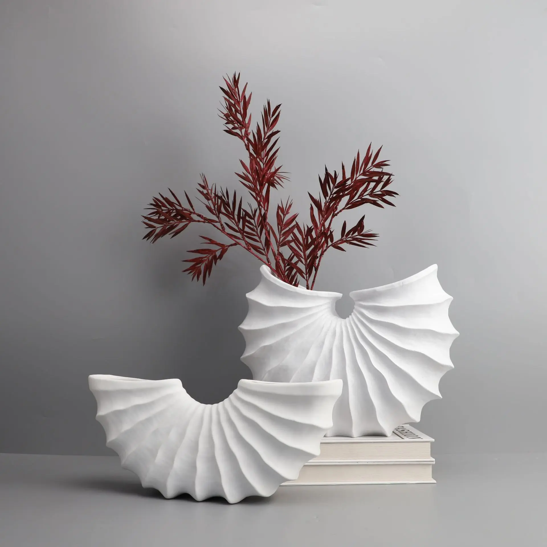

European Style White Resin Shell Vase, Fan-shaped Sculptural, Luxury Home Office Tabletop Vase, Decorative Ornament for Room