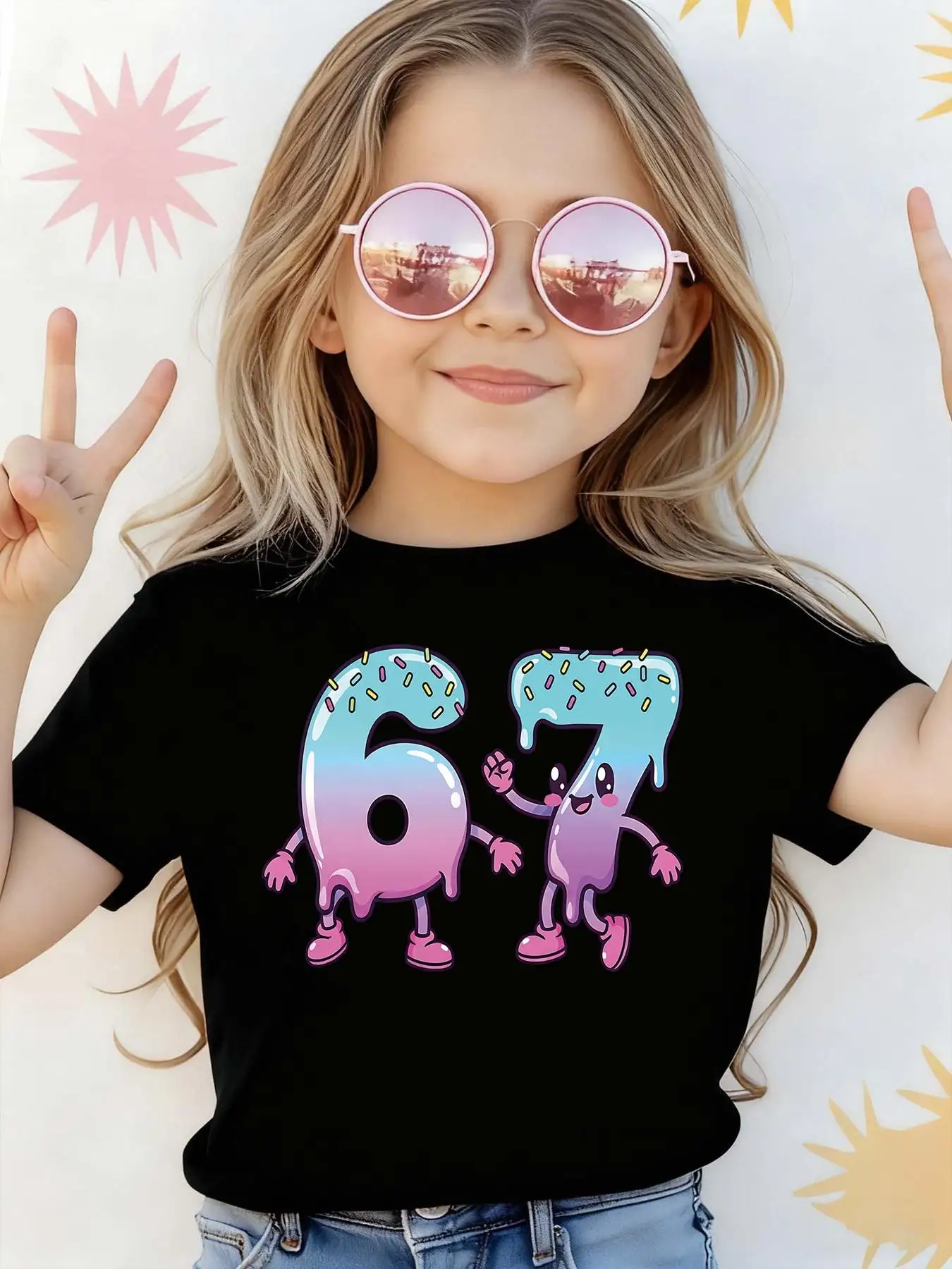 Cool 67 Little People Pattern Print 1-Piece Set Girls' Casual Sports Short-Sleeve T-Shirt Suitable for Children Aged 4-12, Quirky Print T-Shirt Clothing 2026 New Short-Sleeve Versatile for Home and Outdoor Wear
