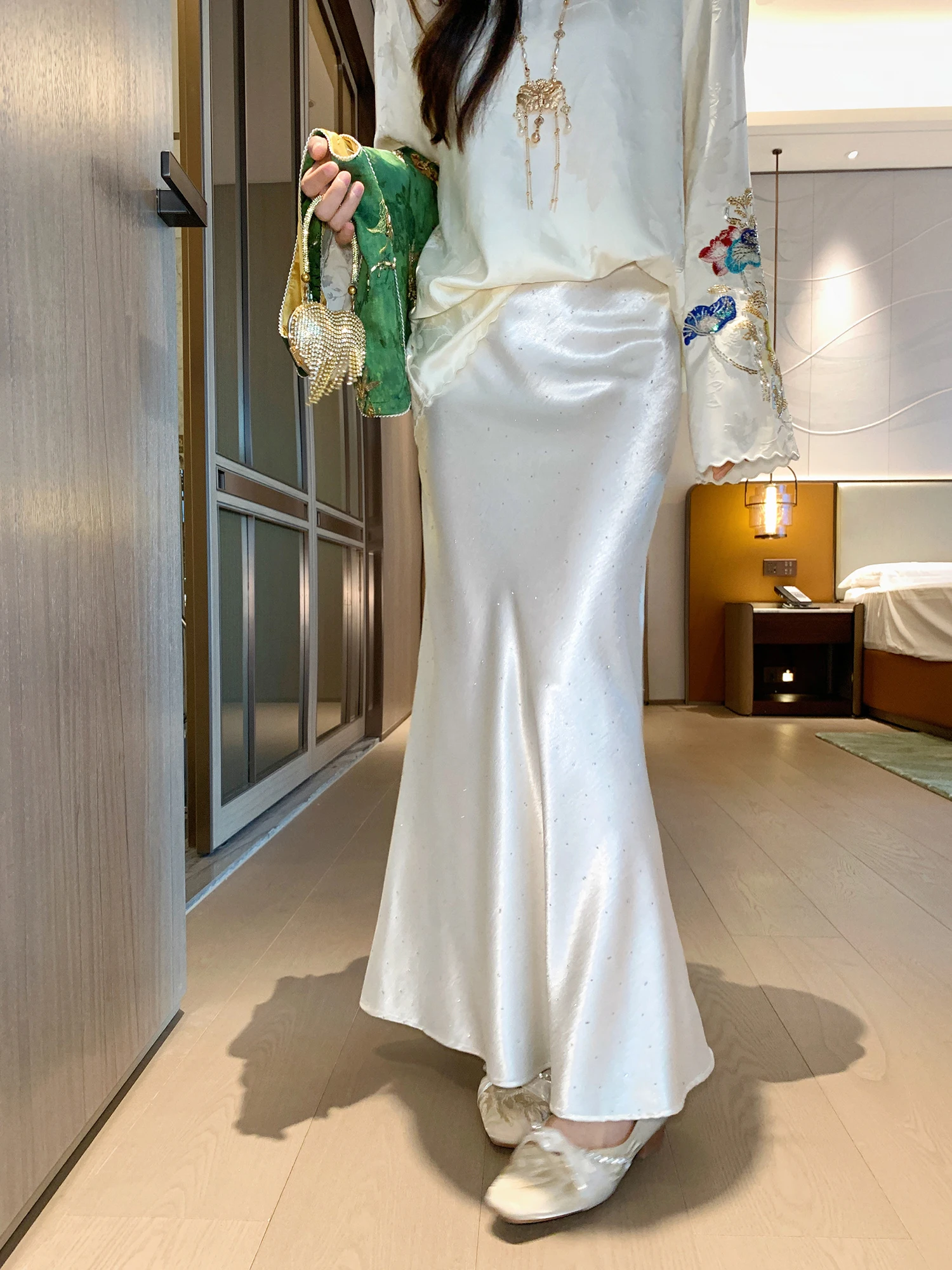 

Gogogo Home High Waist Slim Fit Fish Tail Half Skirt Satin A-Line Wrap Body Long Women's Fashion Spring Season China Made