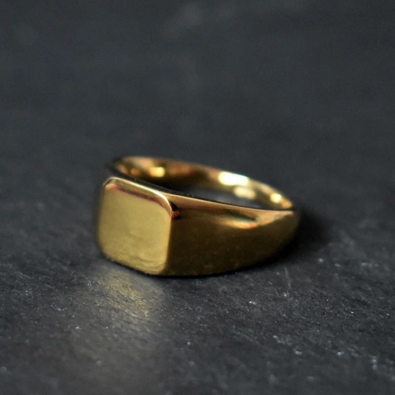 Bagues chevalières vierges lisses géométriques carrées plaquées or 18 carats en acier inoxydable hautement poli faites à la main pour femmes et hommes