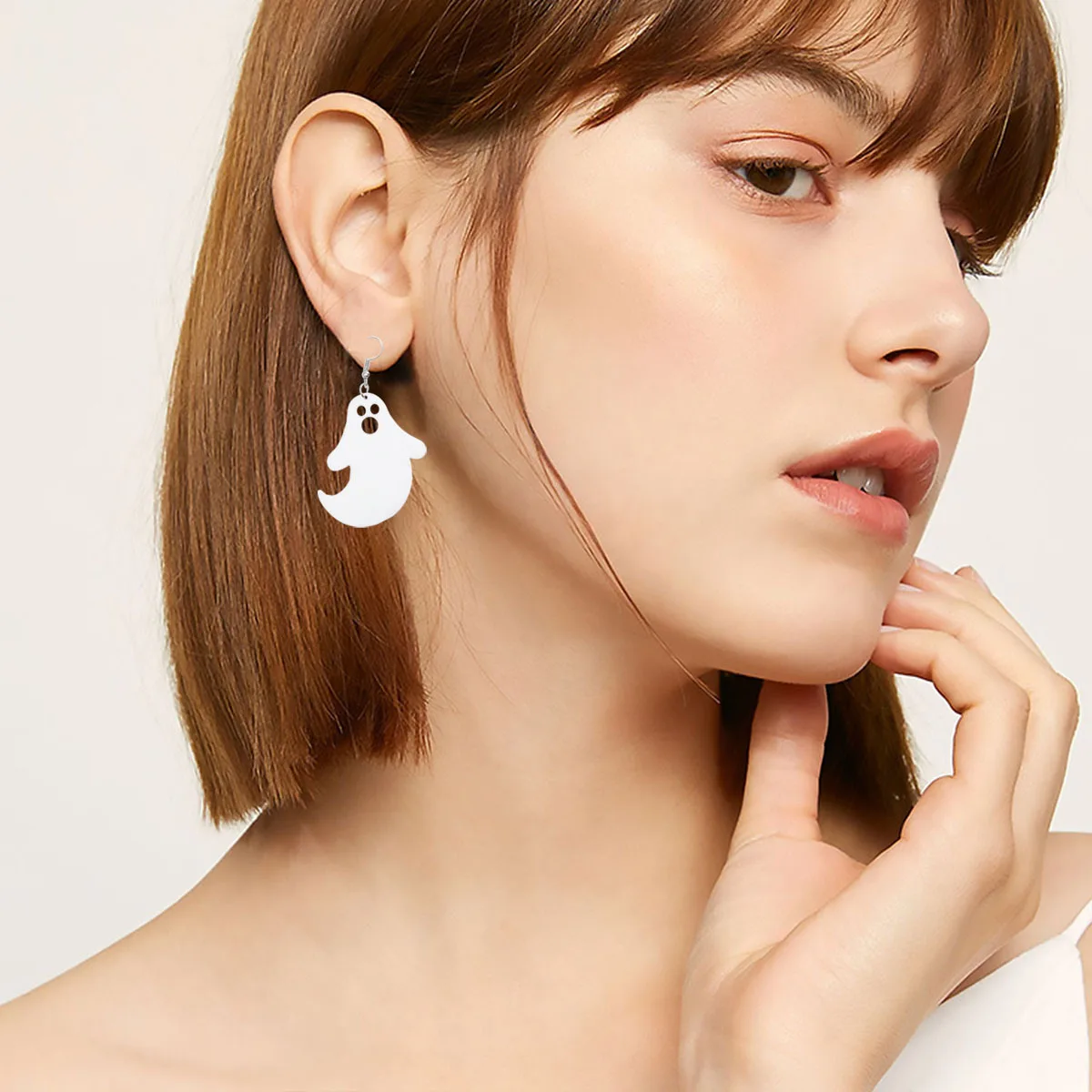 

1Pair Halloween Acrylic Ghost Earrings Creative Chic Ghost Shape Dangle Earrings Festival Ear Jewelry White Halloween Ear