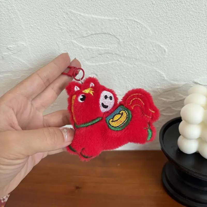 1 قطعة دمية المهر ديكور المنزل حلية 2026 سنة الحصان التميمة ألعاب من نسيج مخملي قلادة لينة واقعية هدايا المولود الجديد