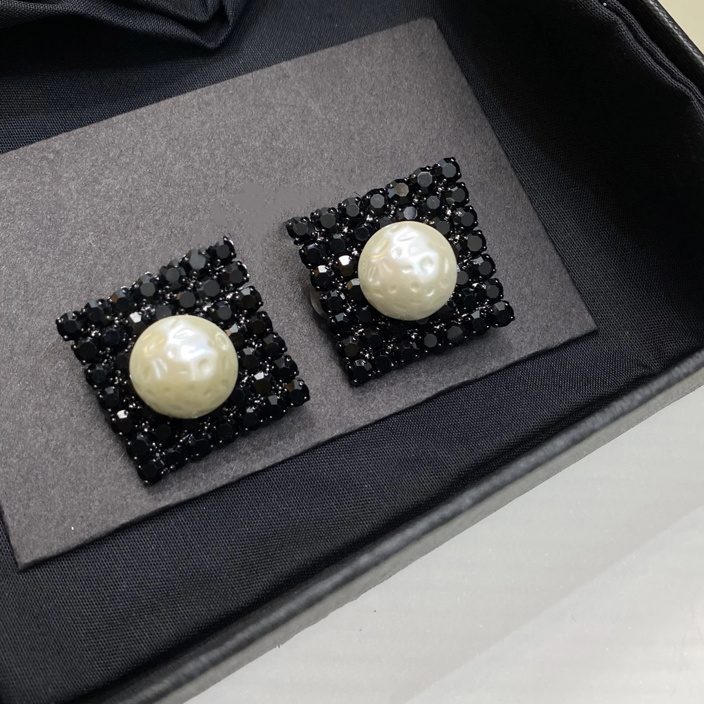 

Европа Америка черный кристалл жемчуг квадратные серьги-клипсы для женщин высшего качества винтажные ювелирные изделия тренд