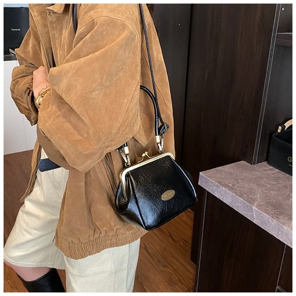 Retro Kiss Lock Umhängetasche aus PU-Leder, einfarbig, kleine Handtasche, großes Fassungsvermögen, Geldbörse mit Metallclip – Detail 11