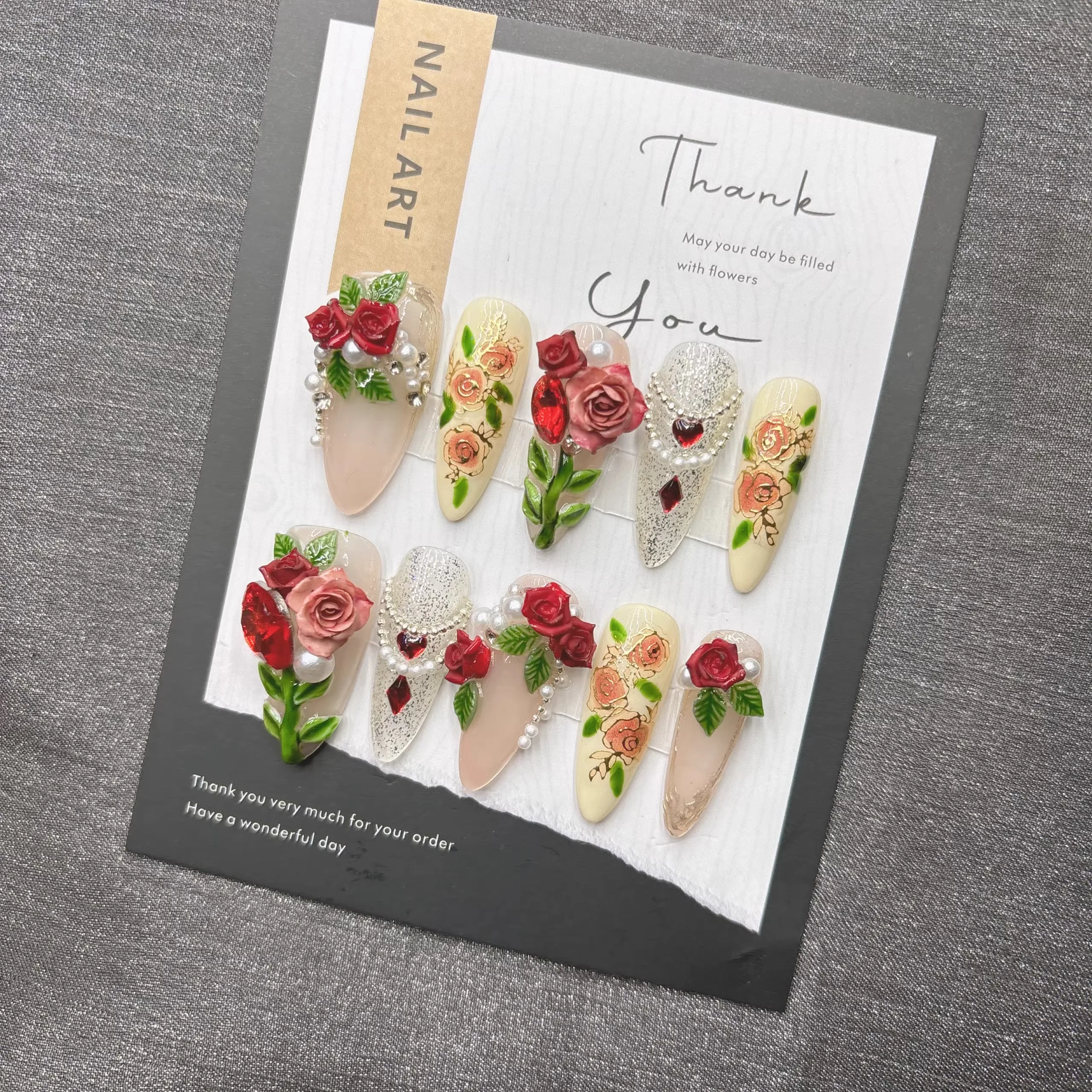 エレガントな花パールプレス爪ラインストーン付き付け爪ウェディングパーティーデートロマンチックなグラマラスアクリルネイル女性用