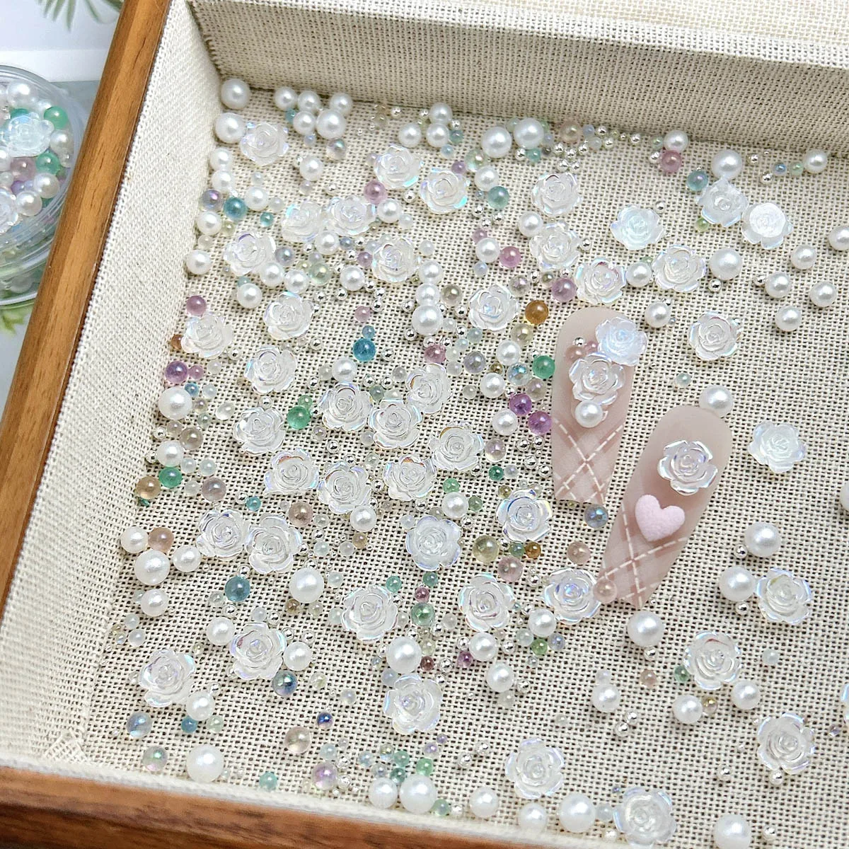 1 caja de cuentas de colores Camelia de resina mezcladas al azar, dijes para uñas, perlas de imitación blancas minimalistas, decoraciones artísticas para uñas DIY