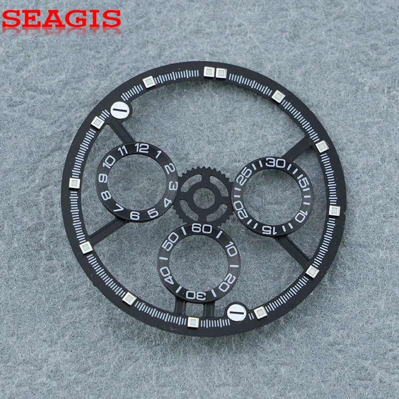 

Механизм SEAGIS 28,5 мм 4130/4802 с полым циферблатом подходит для корпуса из углеродного волокна 38,0 мм, с синим люминесцентным покрытием.