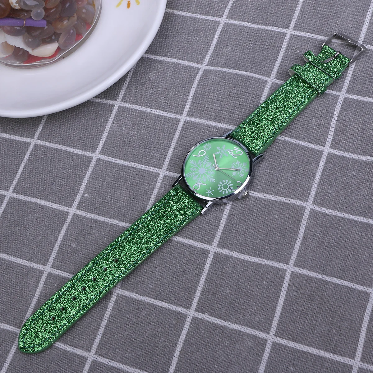 ساعة عصرية للنساء لعيد الميلاد بنمط ندفة الثلج بمينا أخضر وحركة كوارتز وساعة يد أنيقة مصنوعة من خليط معدني للحفاظ على الوقت الدقيق #1