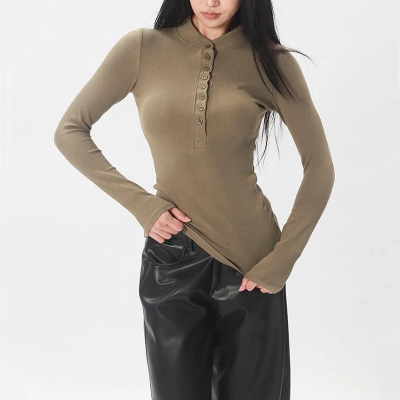 

Женская приталенная футболка на пуговицах с длинным рукавом в рубчик