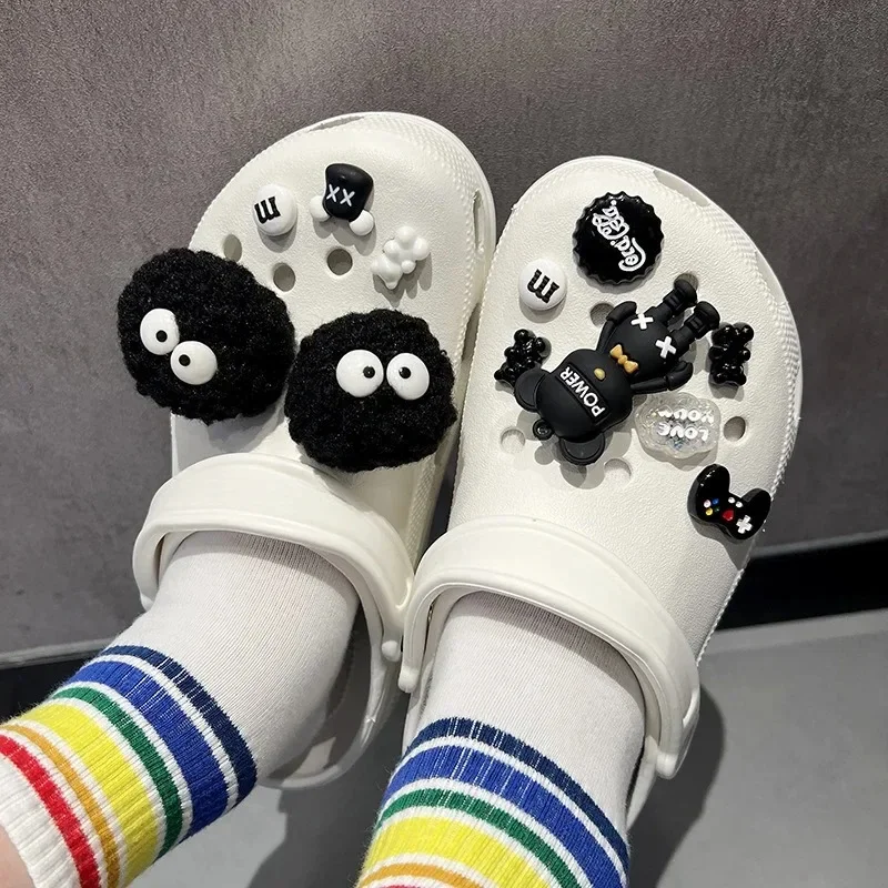 أبيض وأسود الدببة الجدة لطيف ثقب الأحذية سحر ABS زينة الأحذية أحذية رياضية النعال اكسسوارات الفتيات هدايا عيد الميلاد