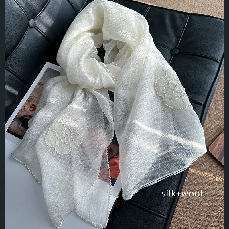 Moda de camelia Xiaoxiang, bufanda de lana de seda, chal blanco, perla femenina fina.