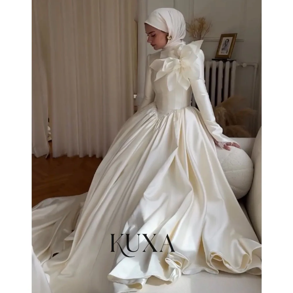KUXA Maßgeschneidertes Muslimisches A-Linien Hochzeitskleid mit Blütenblatt-Dekoration, Lange Ärmel, Bodenlang, Elegantes Abendkleid فساتين طويلة