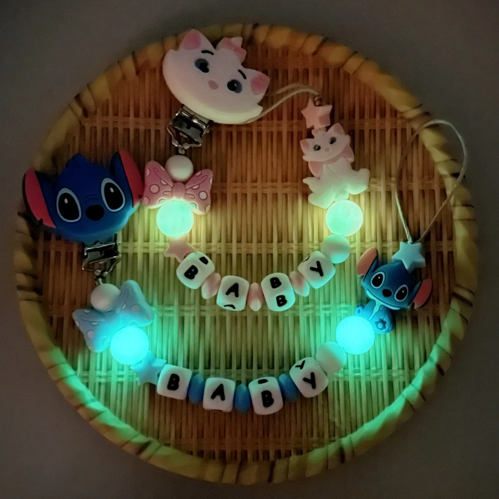 사용자 정의 편지 이름 아기 만화 실리콘 비즈 펜던트 젖꼭지 클립 체인 홀더 Teether 아기 Kawaii 장난감 아기 선물