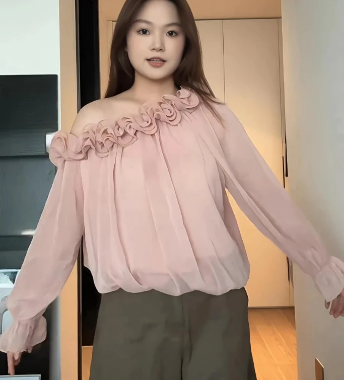 Jesienna bluzka plus size z trójwymiarowymi kwiatami, seksownym dekoltem typu slash neck, francuska, delikatna, z długim rękawem, różowa, odmładzająca bluzka dla dziewczyny.