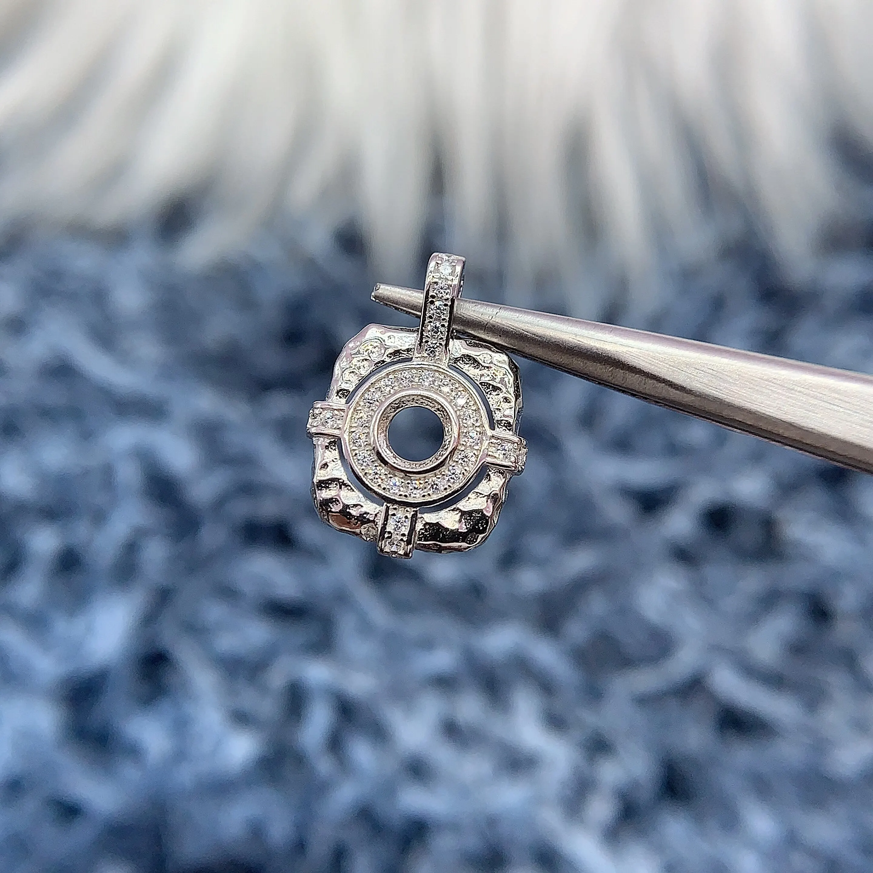 

MeiBaPJ Inlay Round 5mm S925 Sterling Silver Pendant Cabo Setting Light Luxury Small Micro Pave Diamond Charm Jewelry wholesale