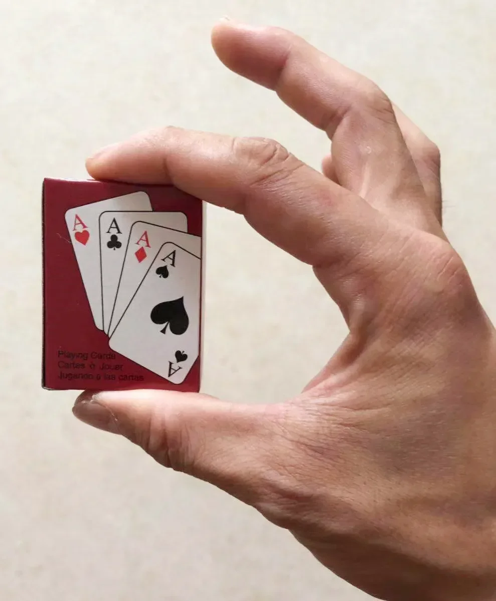 1 قطعة صغيرة لطيف بوكر أوراق اللعب لعبة الإبداعية الطفل هدية في الهواء الطلق تسلق إكسسوارات السفر 5.3*3.8 سنتيمتر