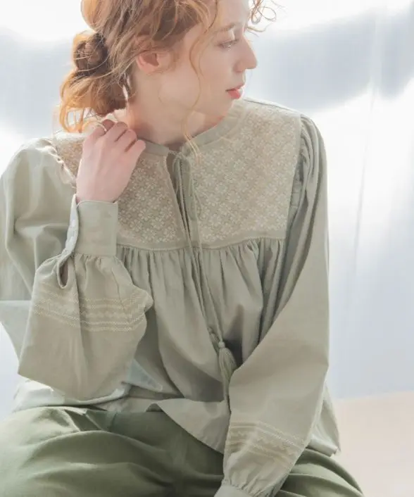 

Японский топ с вышивкой цветами, рукавами-фонариками и поясом с кисточками, женская весенняя модная блузка из хлопка с длинными рукавами