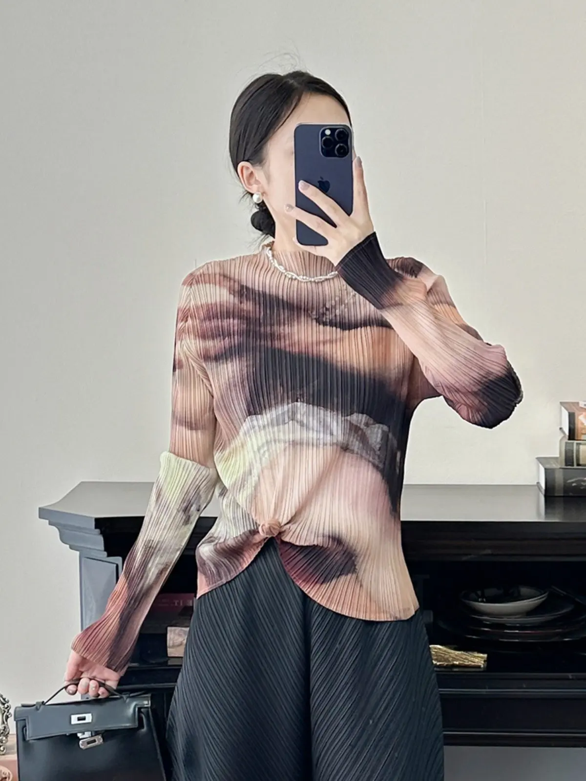 Oil Painting Pattern Design Women T-shirt Pleated Round Neck Long Sleeved Elegant Artistic Pattern Lightweight Female T-shirt