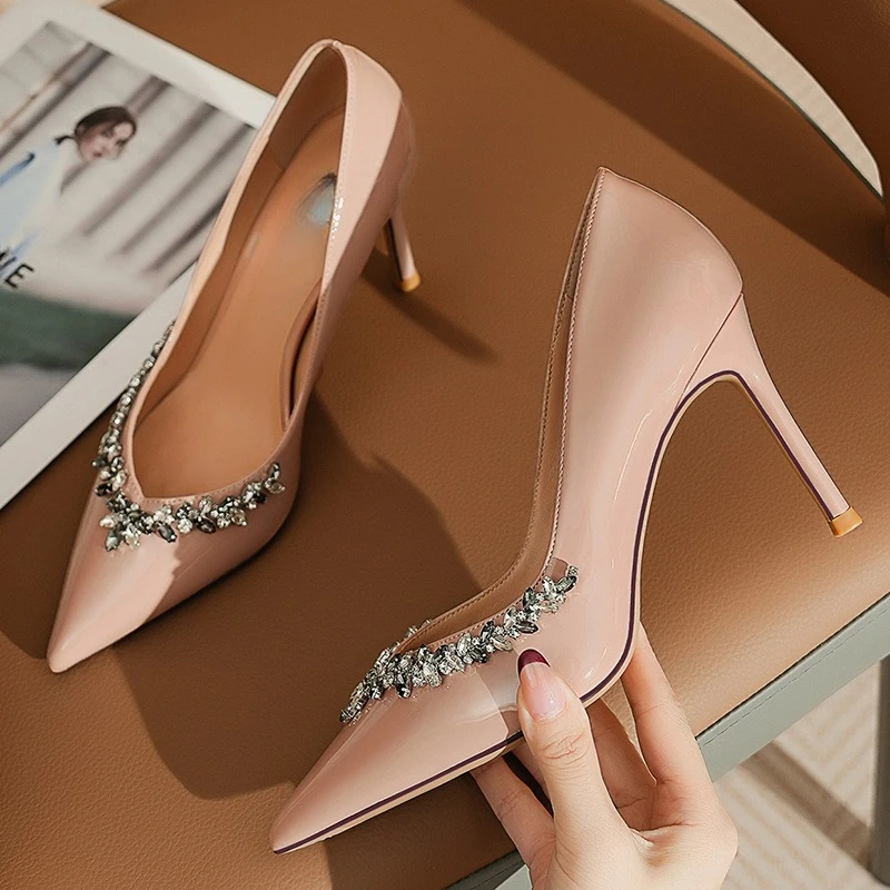 

2025Весна и осень, новые модные пикантные женские туфли на высоком каблуке с острым носком и цепочкой со стразами, на тонком каблуке