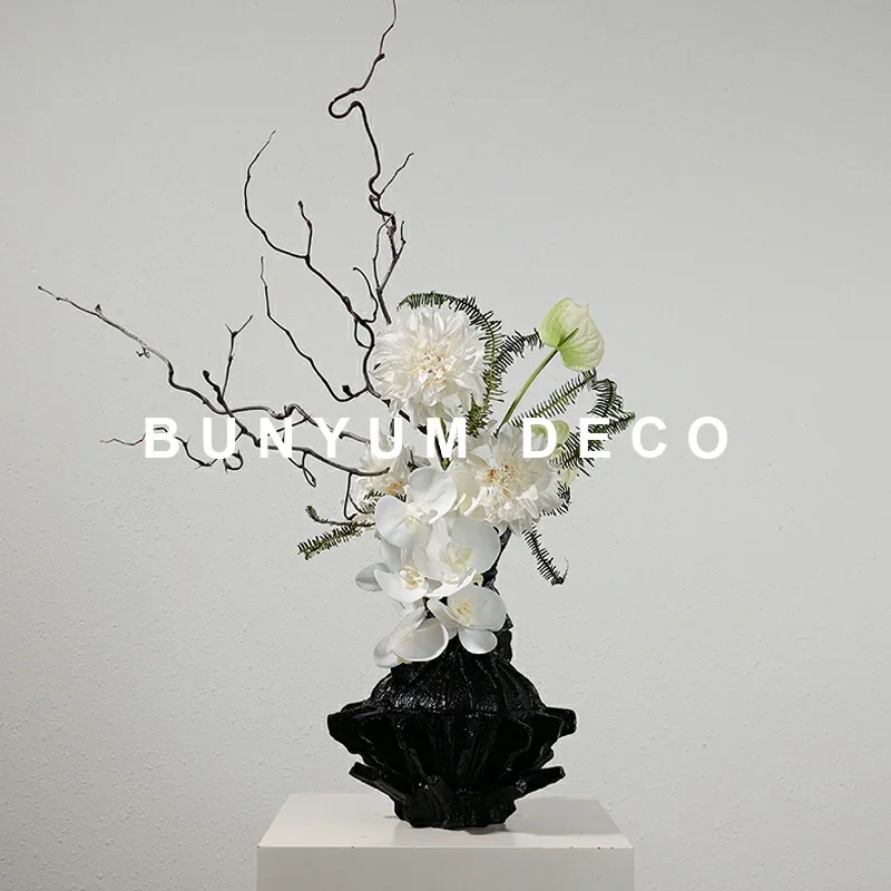 Black vase ornament Ling Han bouquet flower arrangement soft decoration