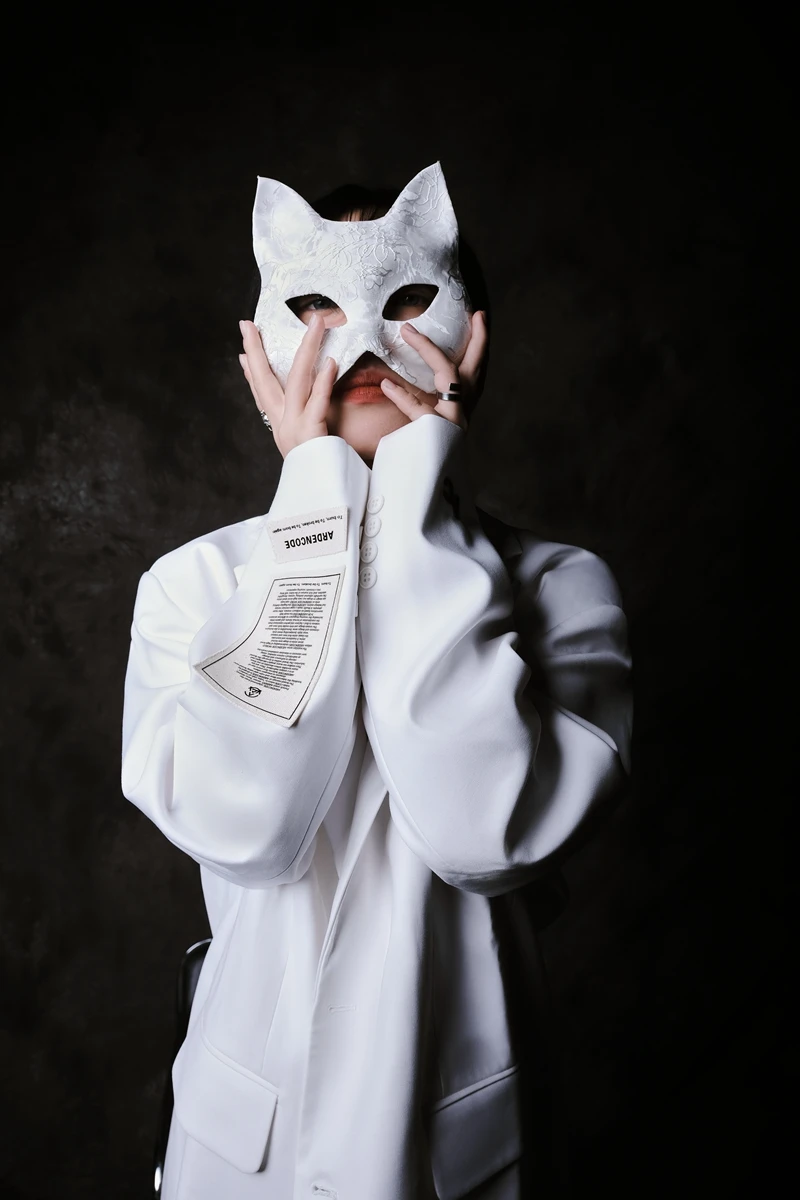 قناع CosplayMask للنساء البالغات مصنوع من مادة بلاستيكية إبداعية نصف وجه ريترو بسيط ومضحك مناسب لأداء حفلات عيد الميلاد والهالوين