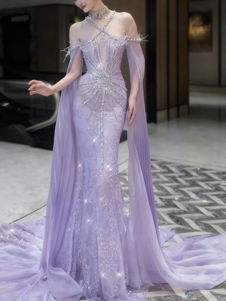 

The light purple host's halter-neck catwalk fishtail toasting beaded and sequined dress