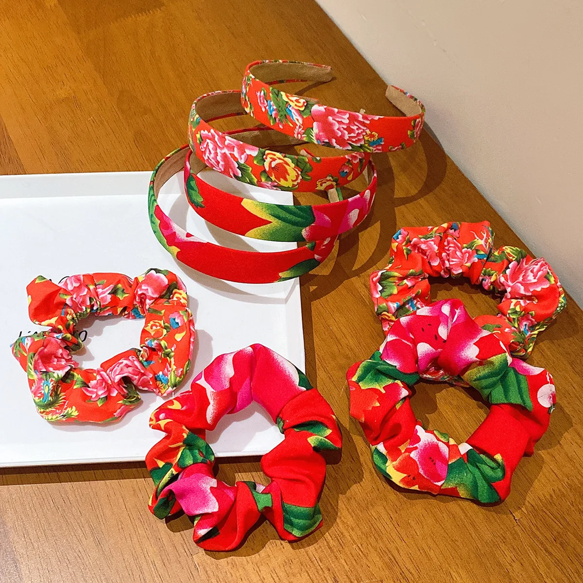 

2024 Spring New Retro Chinese Wind Flower Big Hair Loop Temperament Elastic Tie Strap High end Hair Accessories