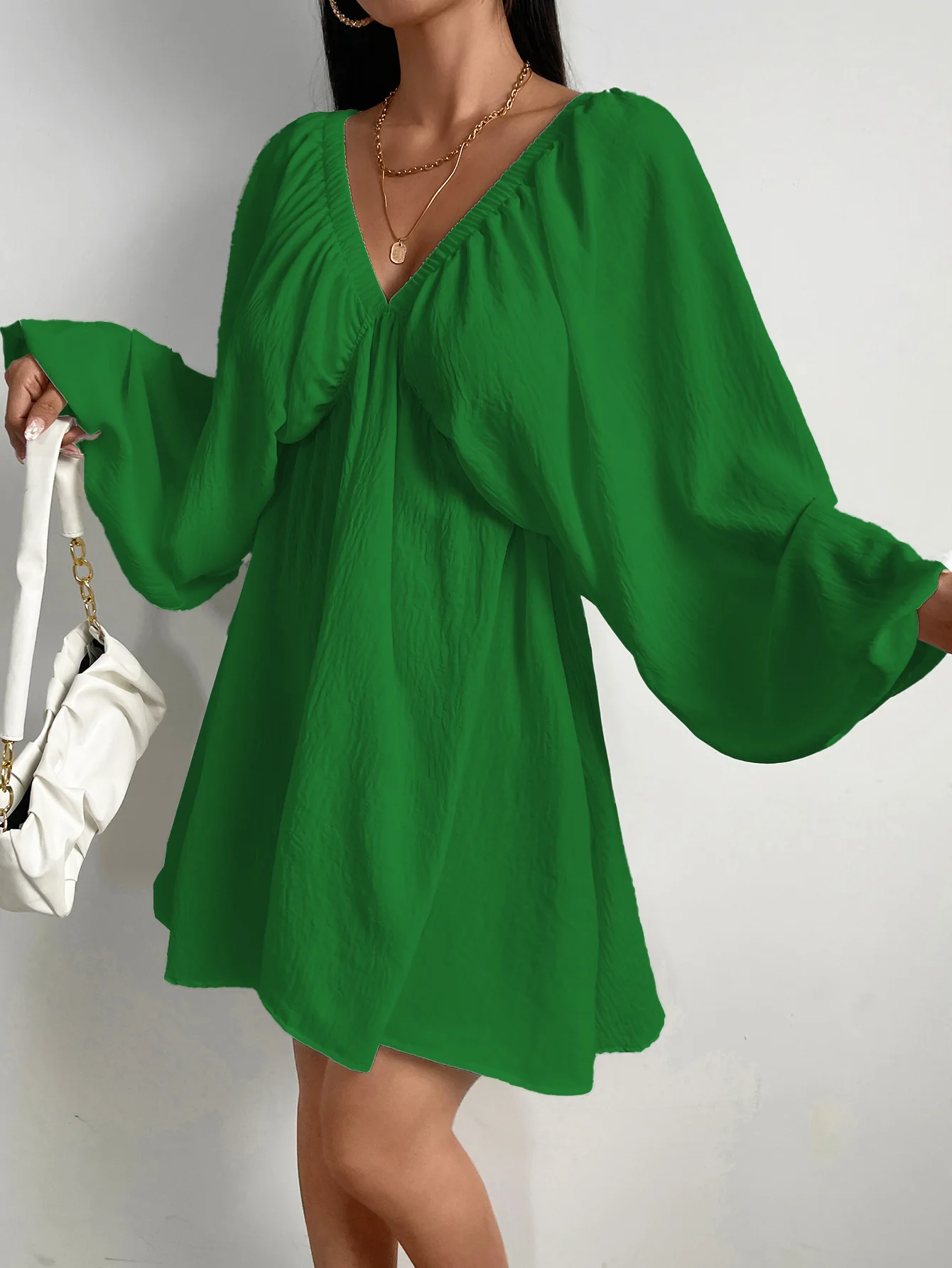 女性クリンクルテクスチャ大きく開いたネックバルーンスリーブミニドレス春夏白いドレス休暇自由奔放に生きるビーチ衣装