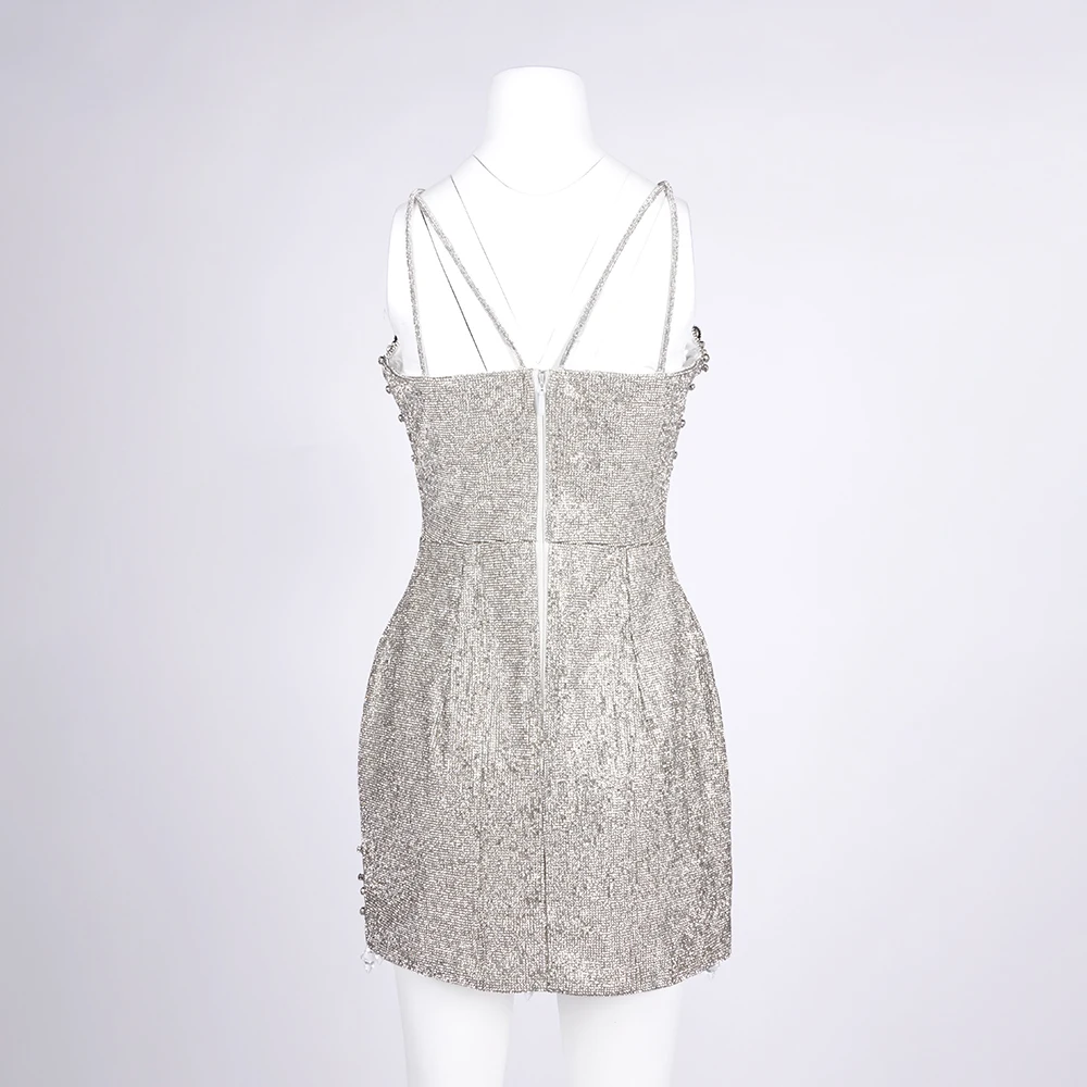 カットアウトディテールのグラマラスビーズシルバーミニプロムドレス – 女性用の輝くノースリーブカクテルパーティーイブニングウェア