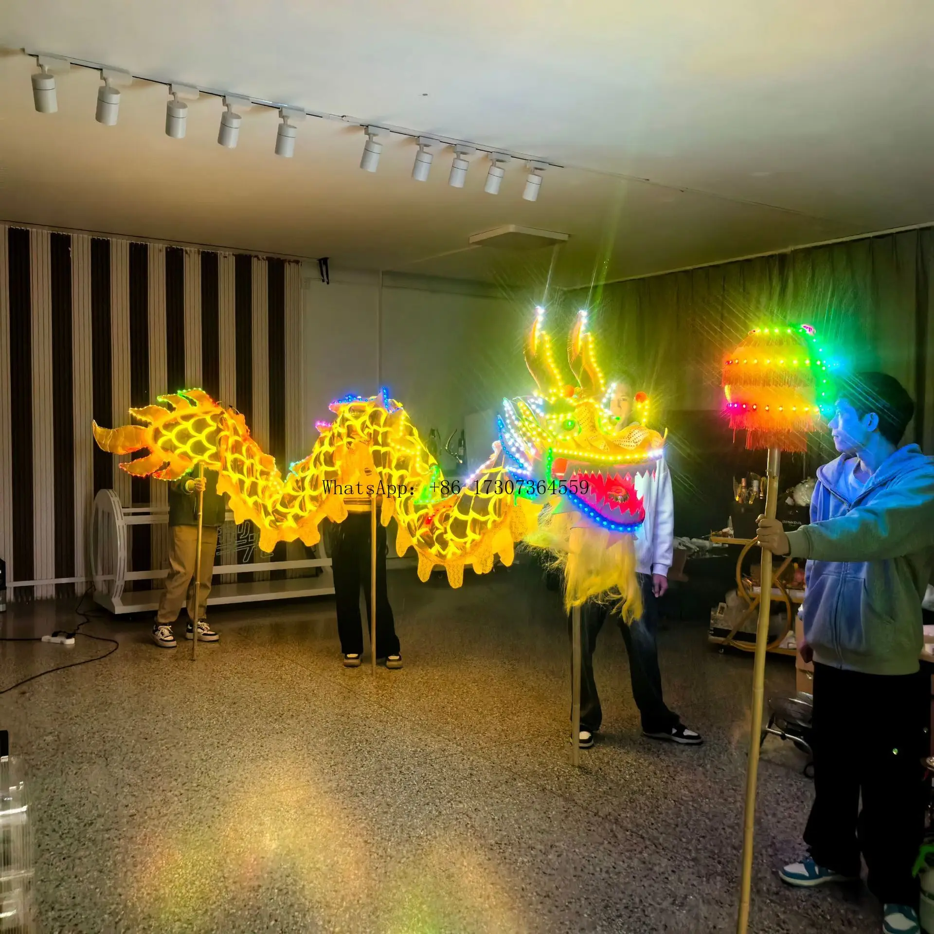 

Три светящихся дракона, китайский танец, лев, фестиваль, атмосфера, реквизит, народный светящийся шар