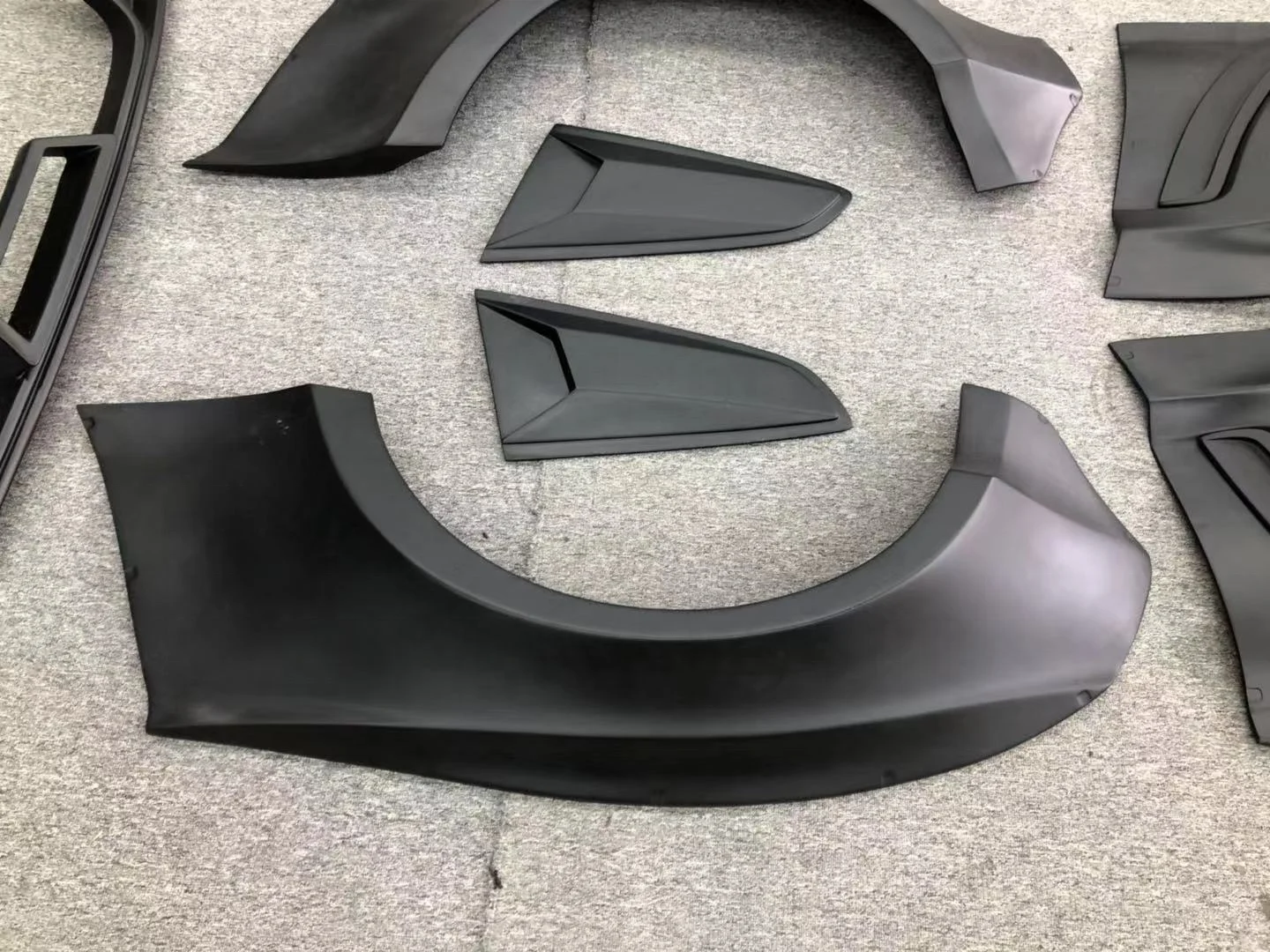 Factory Directly Sale Car Parts Body Kits for  Mustang Robot Front Rear Car Bumper with Grille Hood Front Lip Side Skirt